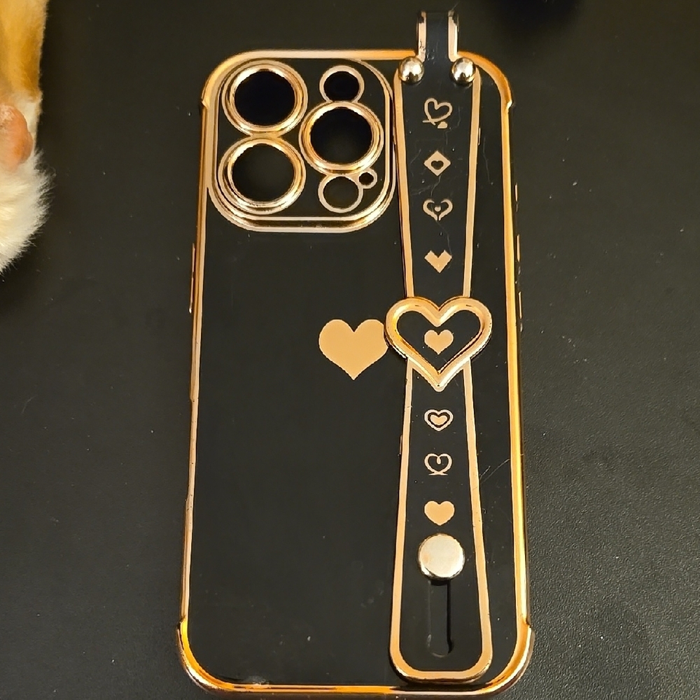 Elegant Black and Gold Phone Cover with Heart Accents For Iphone 16 Pro